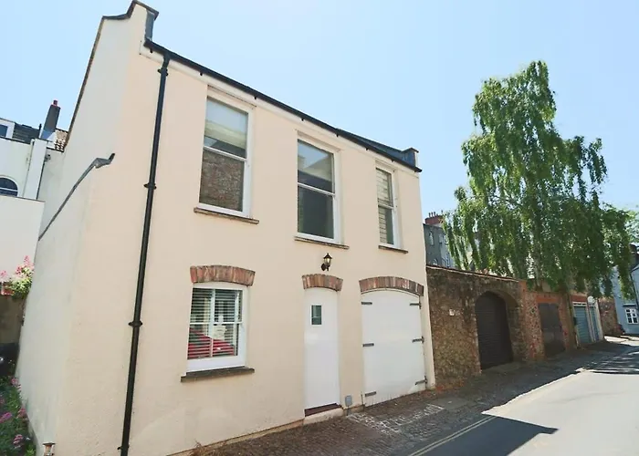 Апартаменти Coach House In Clifton Village *